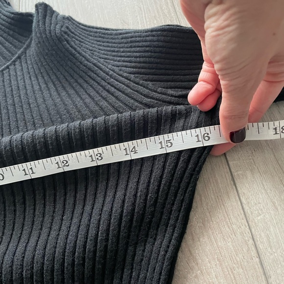 Banana Republic Ribbed Turtleneck Sweater, Short sleeve, Black, XS - Picture 4 of 8